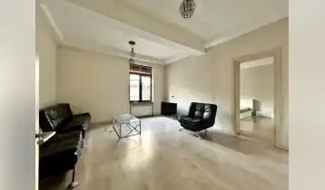 იყიდება 80m2 არასტანდარტული ძველი აშენებული ბინა ახალი რემონტით. ფასი: 310000$