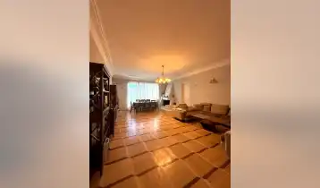 იყიდება 205m2 არასტანდარტული ახალი აშენებული ბინა ძველი რემონტით. ფასი: 272000$