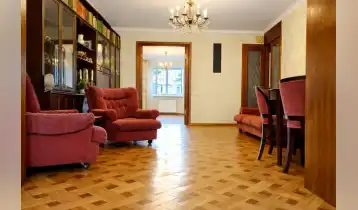 იყიდება 88m2 ხრუშოვის ძველი აშენებული ბინა ძველი რემონტით. ფასი: 116000$