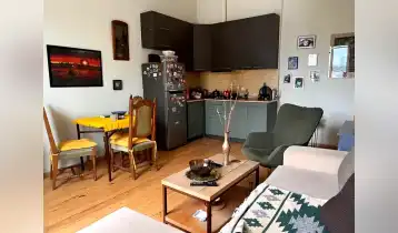 იყიდება 67m2 არასტანდარტული ძველი აშენებული ბინა ახალი რემონტით. ფასი: 90000$