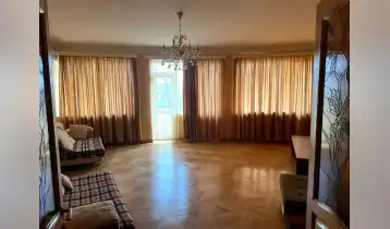 Продается 255m2 Нестандартный Старая постройка Квартира со старым ремонтом. Цена: 400000$