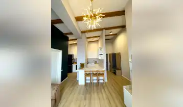 იყიდება 70m2 არასტანდარტული ახალი აშენებული ბინა ახალი რემონტით. ფასი: 157000$