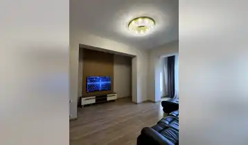 Продается 81m2 Нестандартный Старая постройка Квартира с новым ремонтом. Цена: 183000$