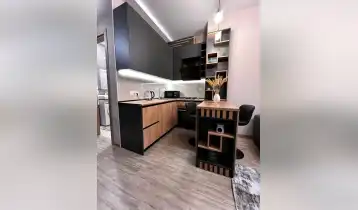იყიდება 33m2 არასტანდარტული ახალი აშენებული ბინა ახალი რემონტით. ფასი: 89500$