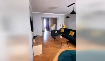 For Rent 80m2 Nonstandard Old Building Flat Renovated. Price: 700$