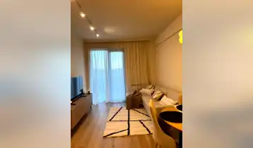 იყიდება 50m2 არასტანდარტული ახალი აშენებული ბინა ახალი რემონტით. ფასი: 138000$