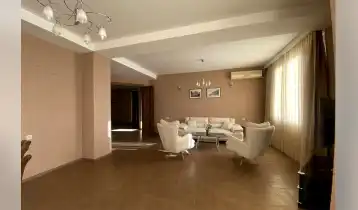 ქირავდება 185m2 არასტანდარტული ახალი აშენებული ბინა რემონტით. ფასი: 2700$