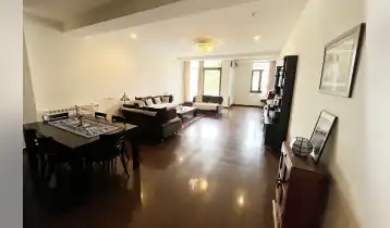 ქირავდება 150m2 არასტანდარტული ახალი აშენებული ბინა რემონტით. ფასი: 2100$