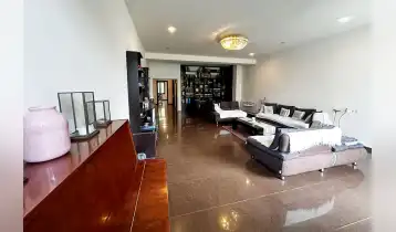ქირავდება 150m2 არასტანდარტული ახალი აშენებული ბინა რემონტით. ფასი: 2300$