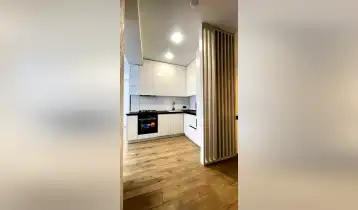 იყიდება 97m2 არასტანდარტული ახალი აშენებული ბინა ახალი რემონტით. ფასი: 229360$