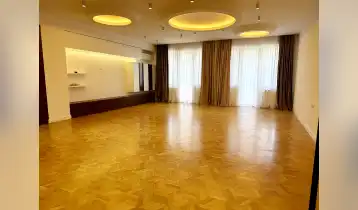 იყიდება 193m2 არასტანდარტული ახალი აშენებული ბინა ევრორემონტით. ფასი: 480000$