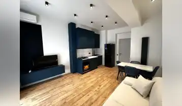 იყიდება 65m2 არასტანდარტული ახალი აშენებული ბინა ახალი რემონტით. ფასი: 168000$