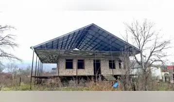 იყიდება 115m2 ძველი აშენებული აგარაკი შავი კარკასი. ფასი: 120000$
