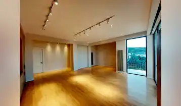 {{ gallery.alt }}