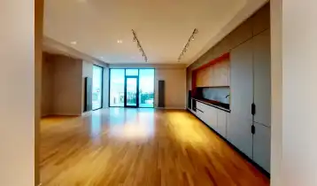 ქირავდება 160m2 არასტანდარტული ახალი აშენებული ბინა ახალი რემონტით. ფასი: 3500$