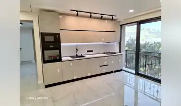 იყიდება 85m2 ქალაქური ძველი აშენებული ბინა ახალი რემონტით. ფასი: 221000$