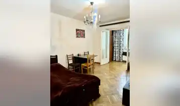 იყიდება 39m2 ქალაქური ძველი აშენებული ბინა ძველი რემონტით. ფასი: 72000$