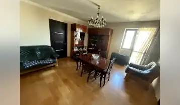 იყიდება 95m2 ჩეხური ძველი აშენებული ბინა ძველი რემონტით. ფასი: 100000$