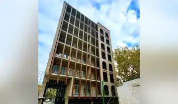 იყიდება 75m2 არასტანდარტული ახალი აშენებული ბინა თეთრი კარკასი. ფასი: 123000$