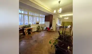 იყიდება 155m2 არასტანდარტული ძველი აშენებული ბინა ძველი რემონტით. ფასი: 155000$
