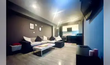 იყიდება 46m2 არასტანდარტული ახალი აშენებული ბინა ახალი რემონტით. ფასი: 130000$