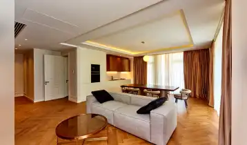 იყიდება 126m2 არასტანდარტული ახალი აშენებული ბინა ახალი რემონტით. ფასი: 600000$