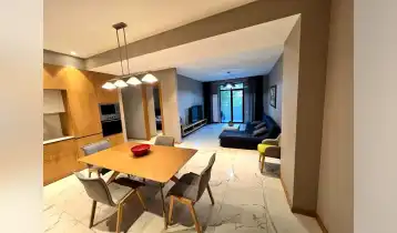 იყიდება 80m2 არასტანდარტული ახალი აშენებული ბინა ახალი რემონტით. ფასი: 400000$