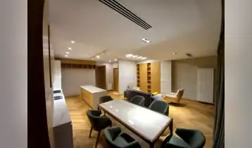 იყიდება 102m2 არასტანდარტული ახალი აშენებული ბინა ახალი რემონტით. ფასი: 450000$