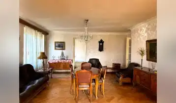 იყიდება 135m2 ჩეხური ძველი აშენებული ბინა ძველი რემონტით. ფასი: 180000$