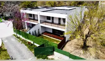 (Авто перевод!) Продается новый частный дом площадью 260 м² в Крцанисе. Это идеальное предложение для тех, кто ищет покой, комфорт и современную среду обитания в престижном районе города. Дом построен из материалов высочайшего качества и имеет современный дизайн. Крцанис известен своими зелеными насаждениями, чистым воздухом и видами на город, что делает этот дом еще более привлекательным. Жилой район здесь обеспечивает спокойную и безопасную жизнь. Рядом есть вся необходимая инфраструктура – ​​школы, детские сады, магазины и зоны отдыха. Дом отличается просторными и светлыми комнатами, продуманной планировкой, обеспечивающей максимальный комфорт. Двор позволяет обустроить зону отдыха или сад по вашему желанию.