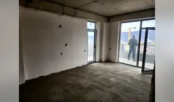 იყიდება 90m2 არასტანდარტული ახალი აშენებული ბინა თეთრი კარკასი. ფასი: 130500$