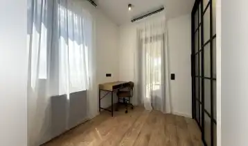 {{ gallery.alt }}