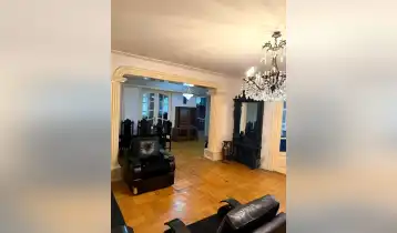 დოლიძის ქუჩაზე, მყარ არასტანდარტულ კორპუსში იყიდება 155 კვ.მ ნათელი და კომფორტული ბინა, საპარკინგე ადგილით. ბინა მოიცავს: 3 დიდ საძინებელს, დიდ -ჰოლს, ზალას, ლოჯიას, სამზარეულოს, 2 სველ წერტილს. სამზარეულოს მიმდებარედ განთავსებულია საკუჭნაო უამრავი სათავსოთი. 